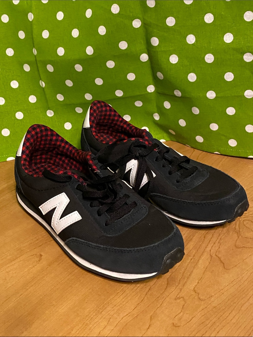 New Balance Black women’s Sneakers with White Logo & Red Checked Lining WL410SC